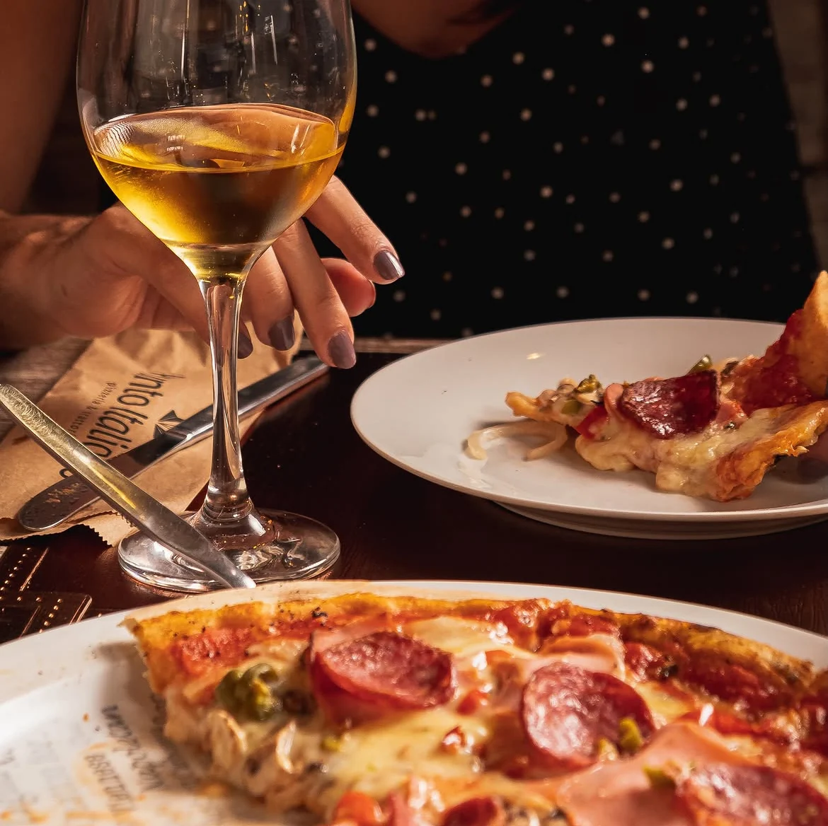 Una copa de vino y pizza en Punto Italiano