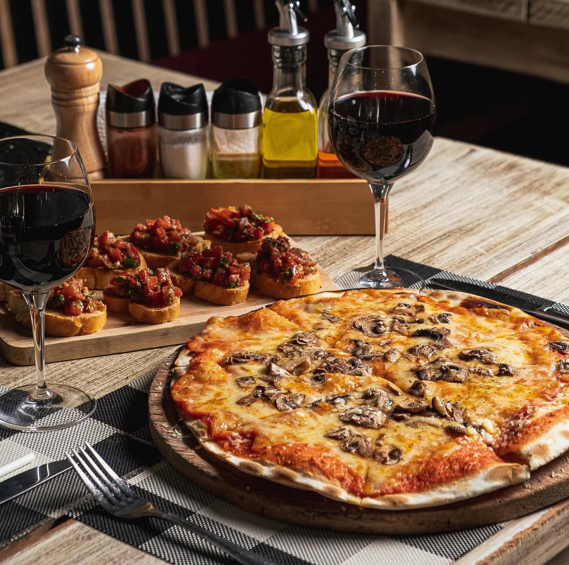 Pizza y vino a la mesa